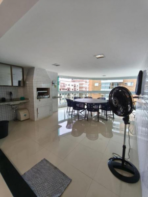 Apto de 180m vista mar, com 03 suites equipadas com ar condicionado, tvs e sacada, varanda gourmet e 02 vagas de garagem cobertas, a 50 metros da praia Tupi